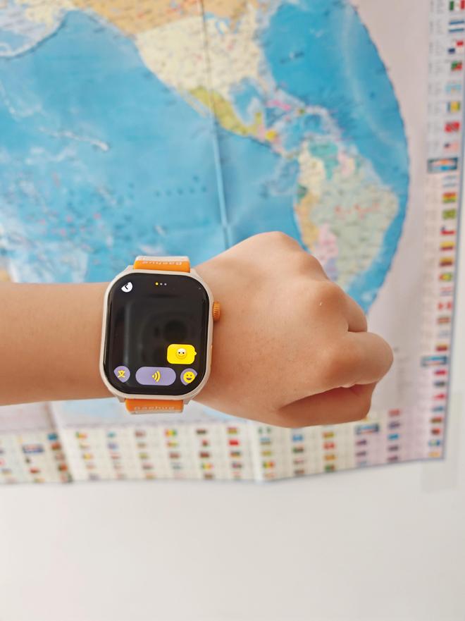 ehug宝护光X8青少年电话手表之体验开元棋牌app可换电操作续航不断Ba(图4)